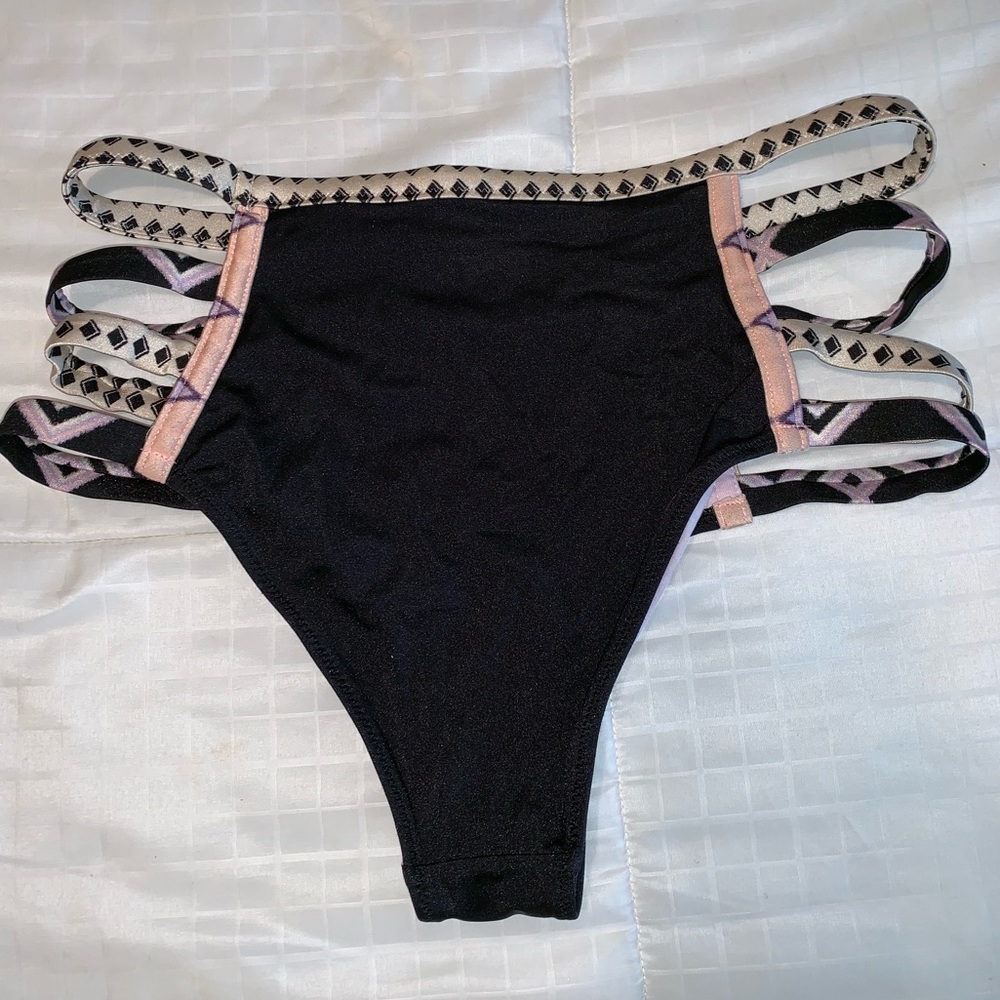 Strappy bikini bottoms